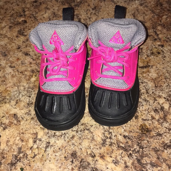 Nike Shoes - 5c Nike boots good condition some normal wear